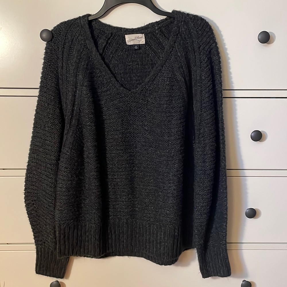 Universal Threads Women’s Gray Puffy Sleeve V-neck Sweater